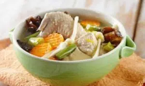 4 Cara Bikin Sup Ayam Tak Amis untuk Sahur