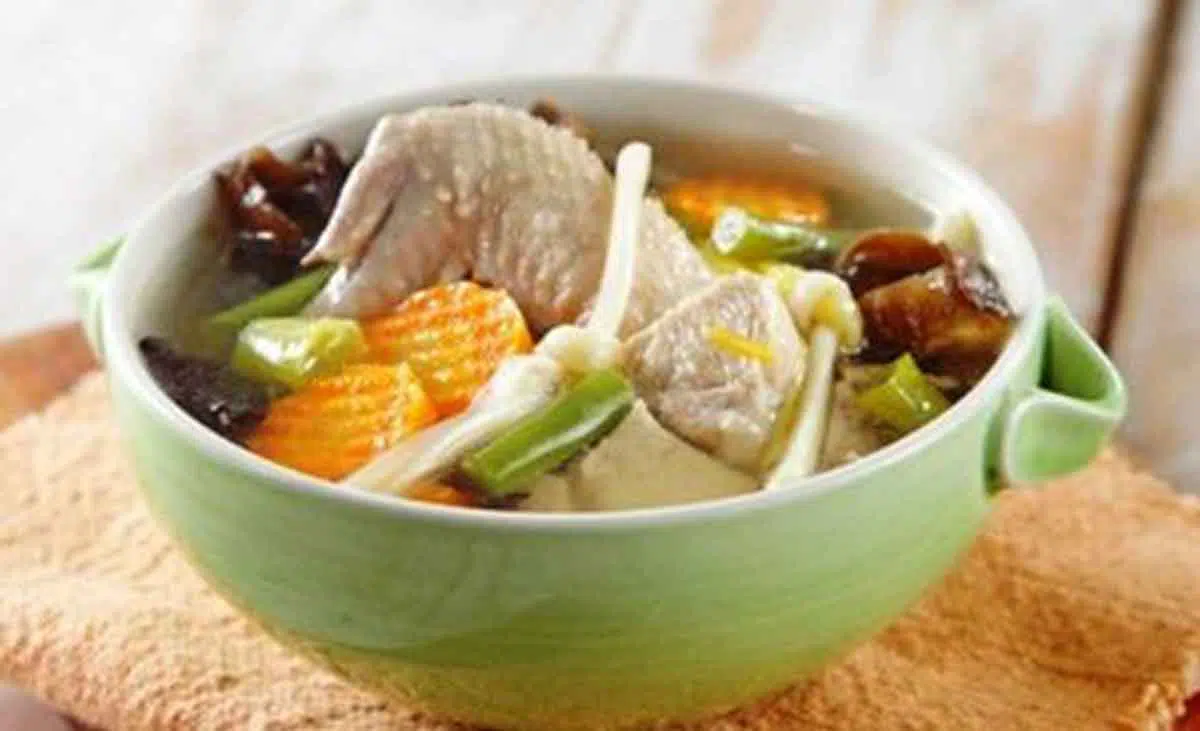 4 Cara Bikin Sup Ayam Tak Amis untuk Sahur