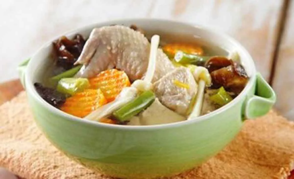 4 Cara Bikin Sup Ayam Tak Amis untuk Sahur