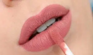 5 Aturan Saat Pakai Lipstik Warna Nude
