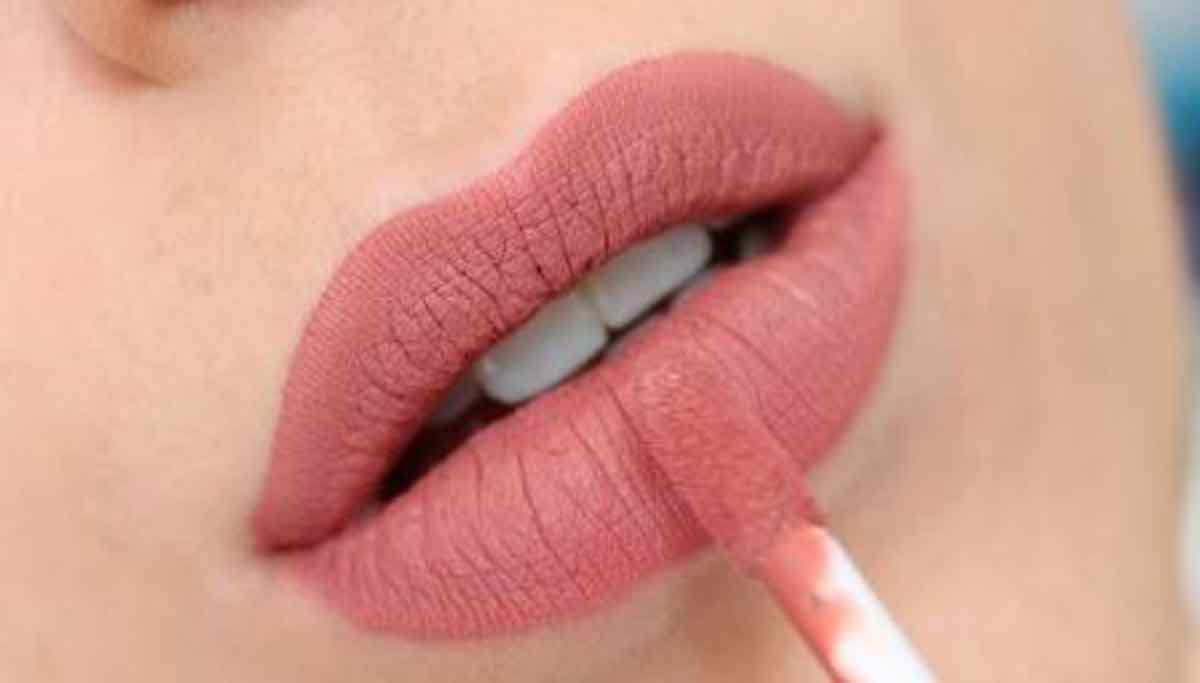 5 Aturan Saat Pakai Lipstik Warna Nude