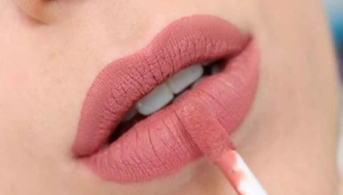 5 Aturan Saat Pakai Lipstik Warna Nude