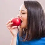5 Khasiat Rutin Konsumsi Apel Bagi Kecantikan