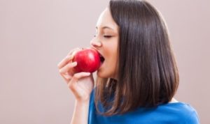 5 Khasiat Rutin Konsumsi Apel Bagi Kecantikan