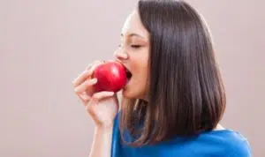 5 Khasiat Rutin Konsumsi Apel Bagi Kecantikan