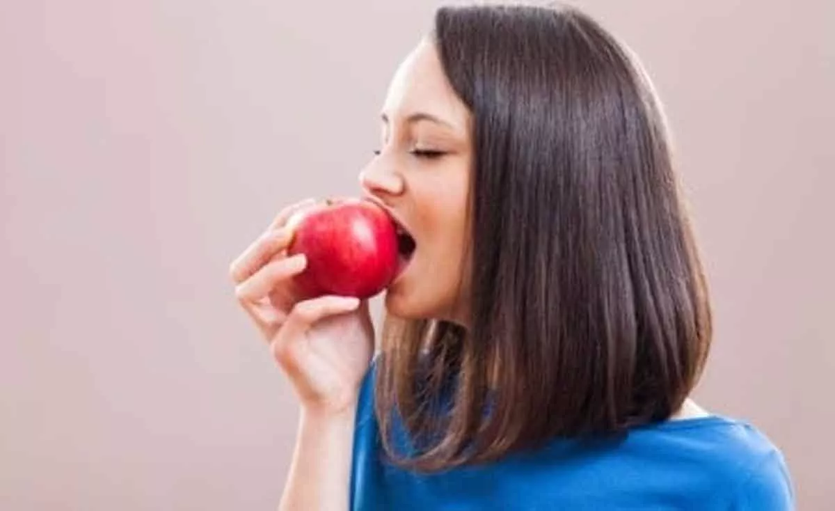 5 Khasiat Rutin Konsumsi Apel Bagi Kecantikan