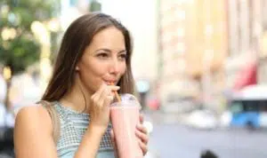 6 Masalah Kesehatan Yang Bisa Muncul Akibat Minum Pakai Sedotan