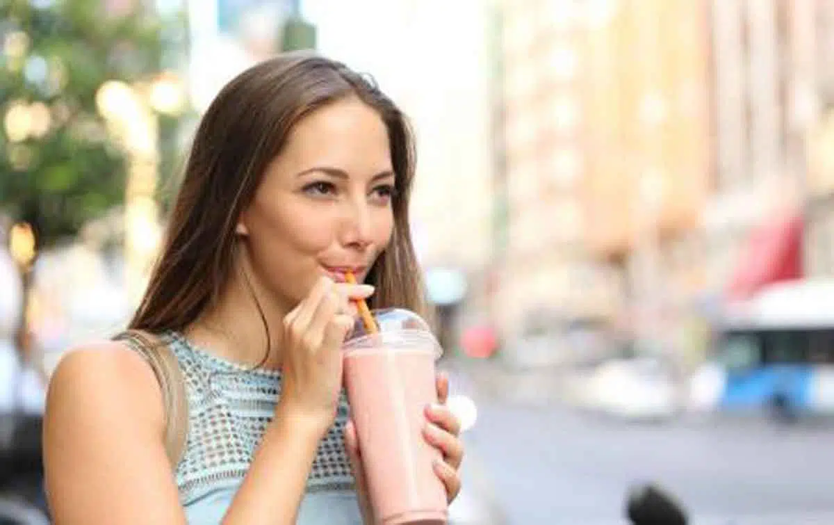 6 Masalah Kesehatan Yang Bisa Muncul Akibat Minum Pakai Sedotan