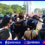 Bawa Pentungan dan Bambu Runcing, Aksi Massa di Pamekasan Bentrok dengan Polisi