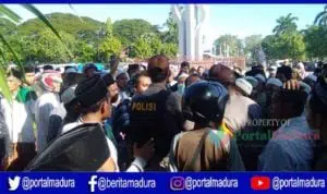 Aksi Massa di Pamekasan Bentrok dengan Polisi
