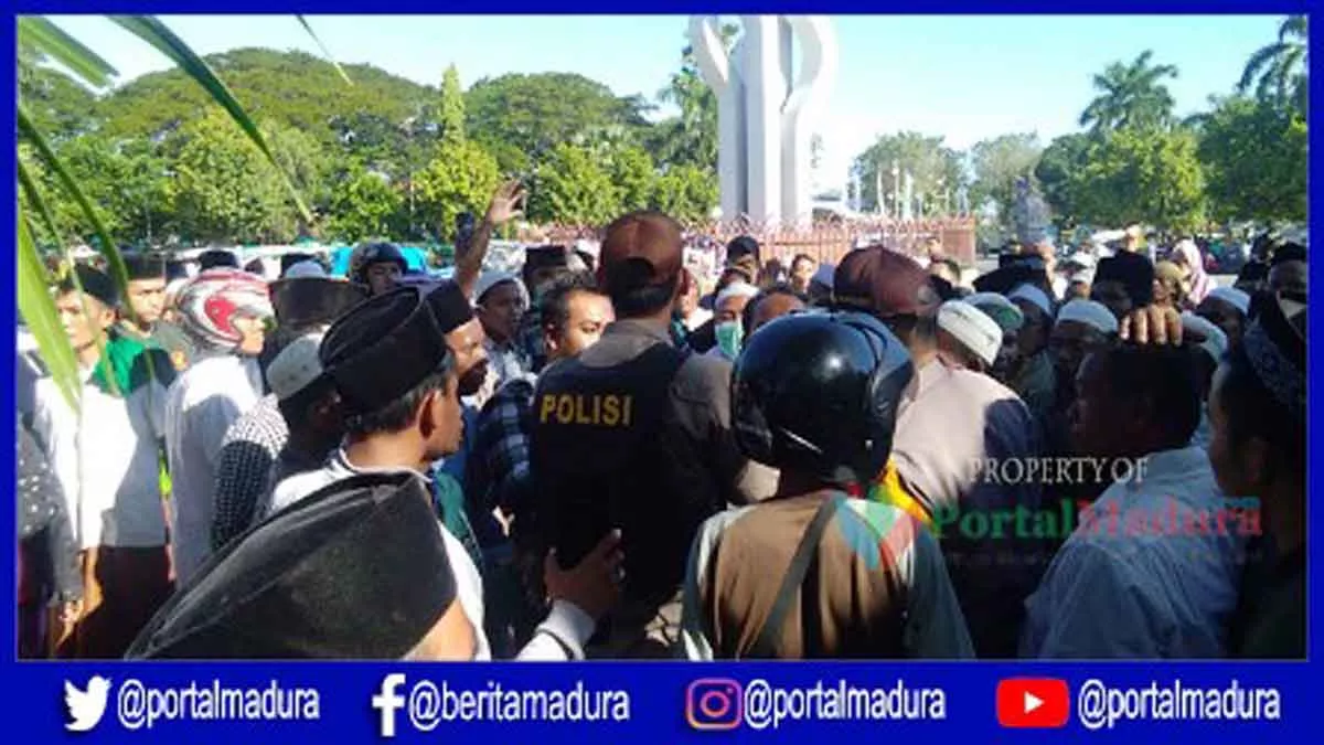 Bawa Pentungan dan Bambu Runcing, Aksi Massa di Pamekasan Bentrok dengan Polisi