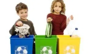 Ajari Si Kecil Membuang Sampah pada Tempatnya dengan 4 Cara Ini