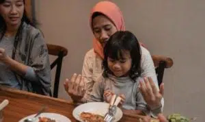 5 Cara Cerdas Ajari Si Kecil Doa Berbuka Puasa