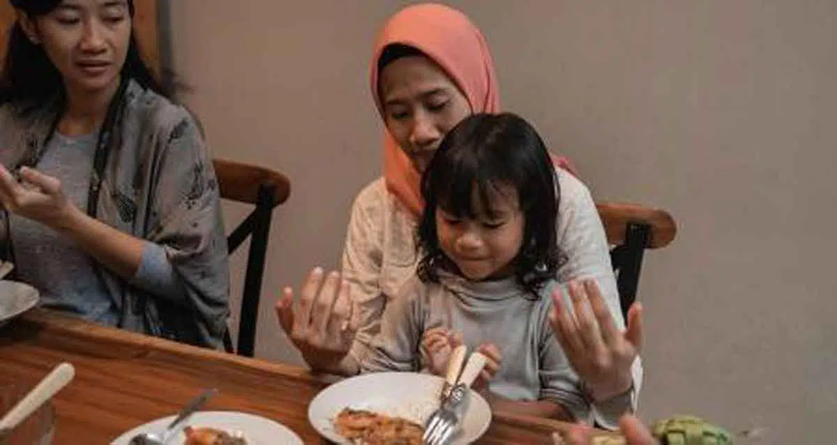 5 Cara Cerdas Ajari Si Kecil Doa Berbuka Puasa