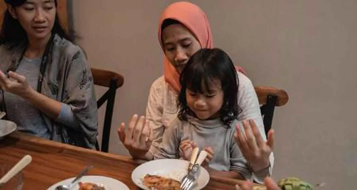 5 Cara Cerdas Ajari Si Kecil Doa Berbuka Puasa