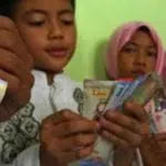 4 Hal yang Perlu Anak Tahu Tentang Angpau Lebaran