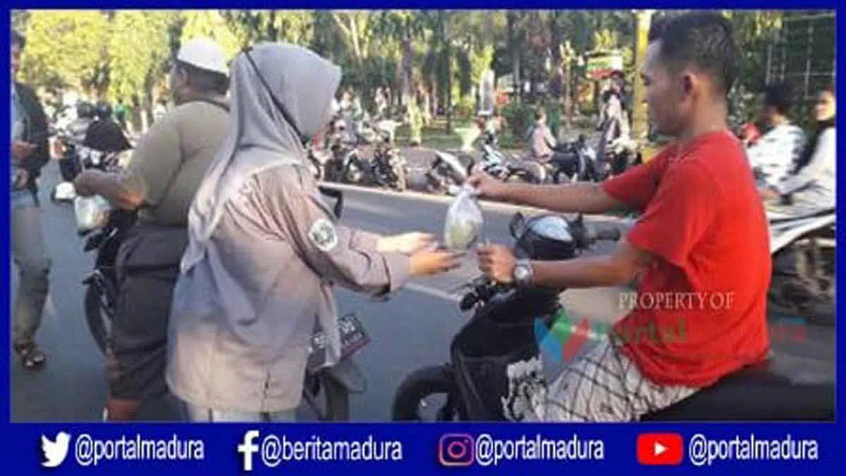 Semarak Ramadan, Go-Jek Hingga Mahasiswa Bagi-Bagi Takjil Di Sumenep - Portalmadura.com Semarak Ramadan, GO-JEK hingga Mahasiswa Bagi-bagi Takjil di Sumenep