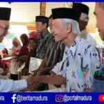 Ajak Tingkatkan Kualitas Diri, Bupati Serahkan Bantuan Pada Keluarga Keraton Sumenep