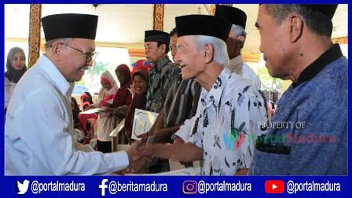 Ajak Tingkatkan Kualitas Diri, Bupati Serahkan Bantuan Pada Keluarga Keraton Sumenep