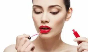 Begini Cara Kombinasikan 2 Jenis Lipstik yang Berbeda