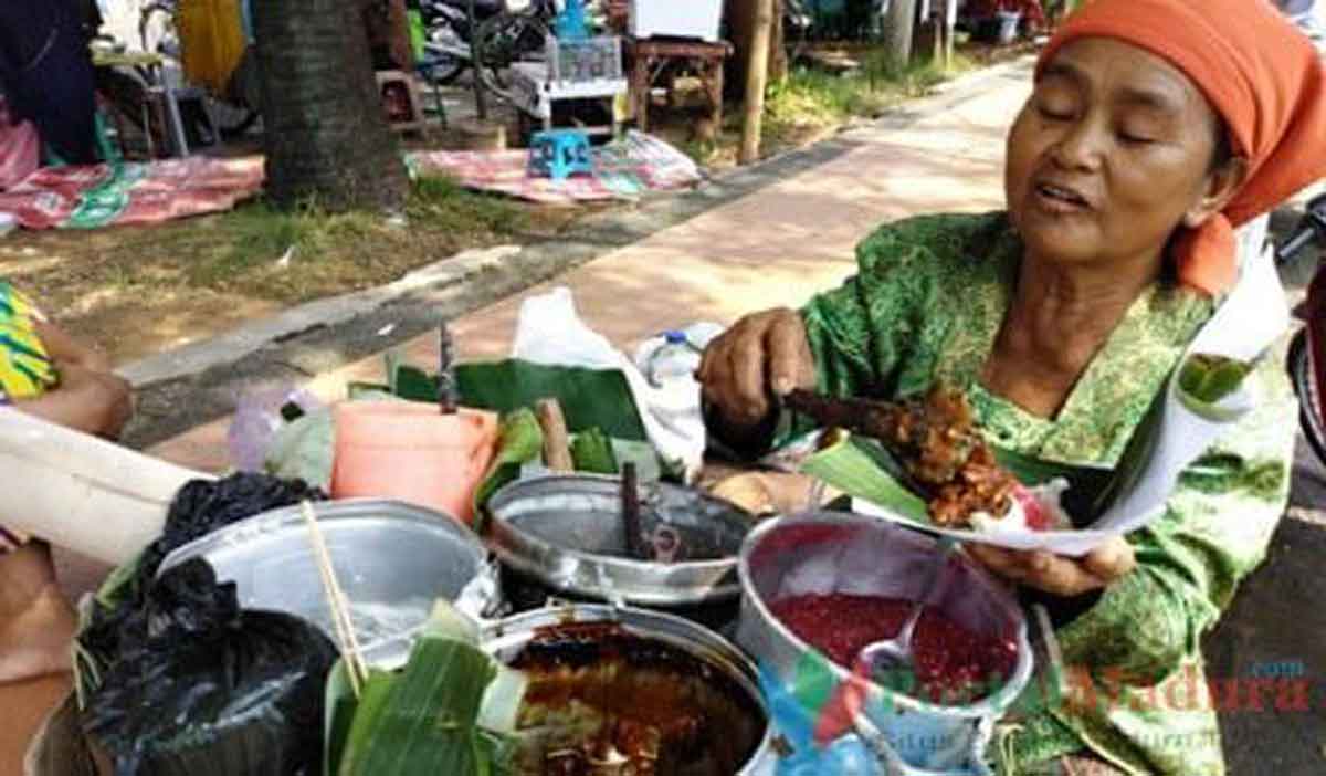 Bu Sumrah, Pembuat dan Penjual Tajin Sobih Khas Bangkalan