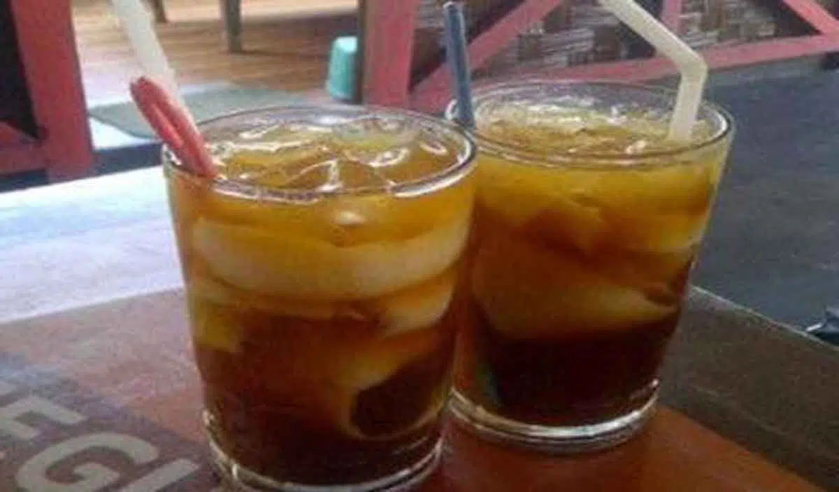 Menu Berbuka: Resep Es Kelapa Muda dengan Sirup Gula Jawa yang Maknyus