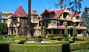 Ini Dia 4 Kisah Rumah Super Megah yang Berhantu