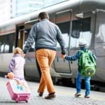 Ini Waktu yang Tepat Anak Boleh Naik Transportasi Umum Sendiri