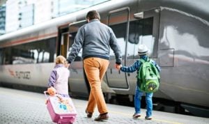 Ini Waktu yang Tepat Anak Boleh Naik Transportasi Umum Sendiri Popmama.com