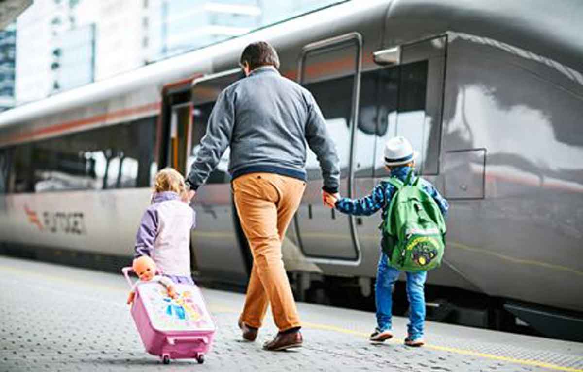 Ini Waktu yang Tepat Anak Boleh Naik Transportasi Umum Sendiri Popmama.com