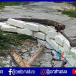 Waspada! Jalan Kampung Pababaran di Sampang Longsor