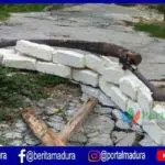 Waspada! Jalan Kampung Pababaran di Sampang Longsor