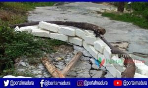 Waspada! Jalan Kampung Pababaran di Sampang Longsor