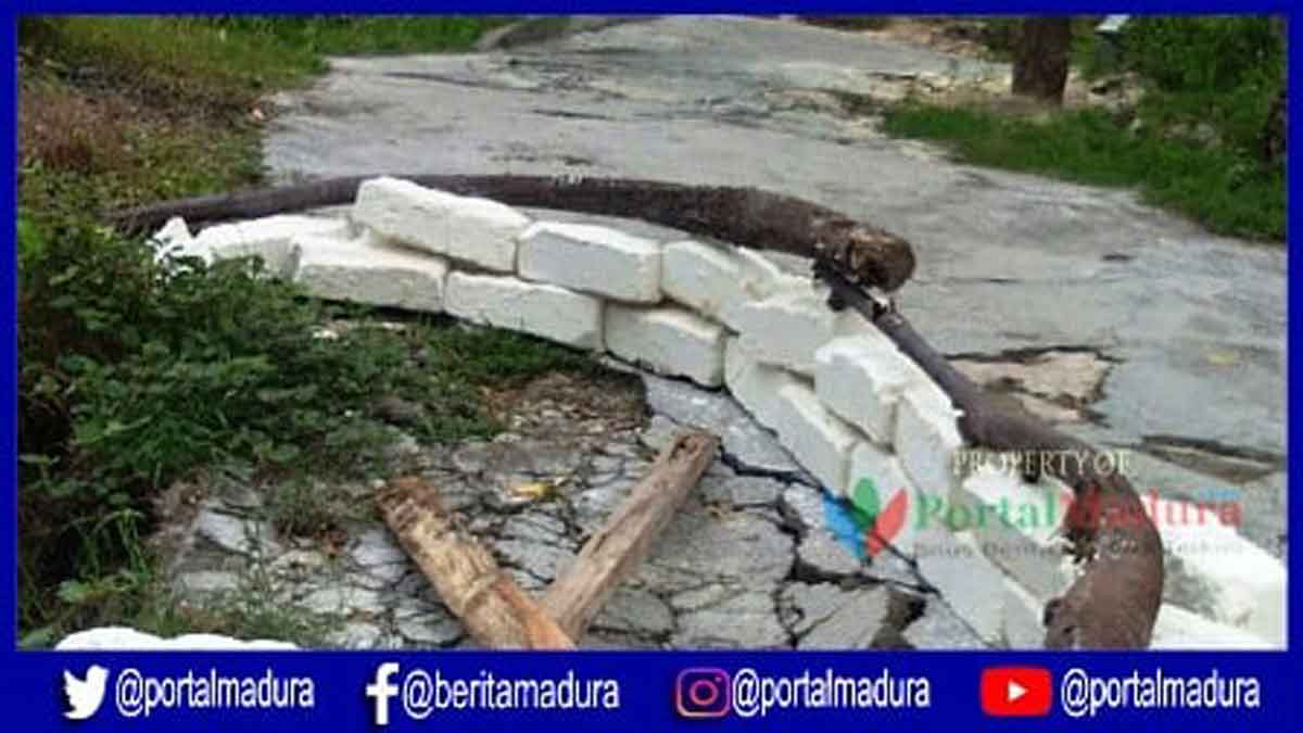 Waspada! Jalan Kampung Pababaran di Sampang Longsor