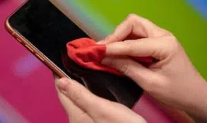 Jangan Gunakan 5 Benda Ini Saat Bersihkan Smartphone