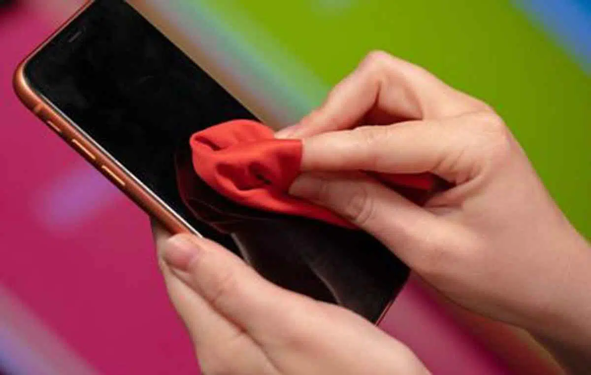 Jangan Gunakan 5 Benda Ini Saat Bersihkan Smartphone