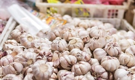 Jelang Bulan Puasa, Harga Bawang Putih di Sumenep Melangit