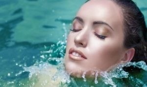 Ladies, Kenali Perbedaan Makeup Waterproof dan Water-Resistant