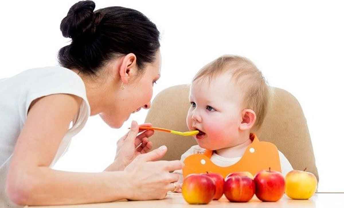 Bunda, Perhatikan 3 Aturan Ini Saat Beri Makan Anak Pertama kali