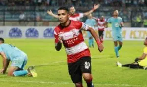Laga Perdana,  Pesta Gol ke Gawang Persela