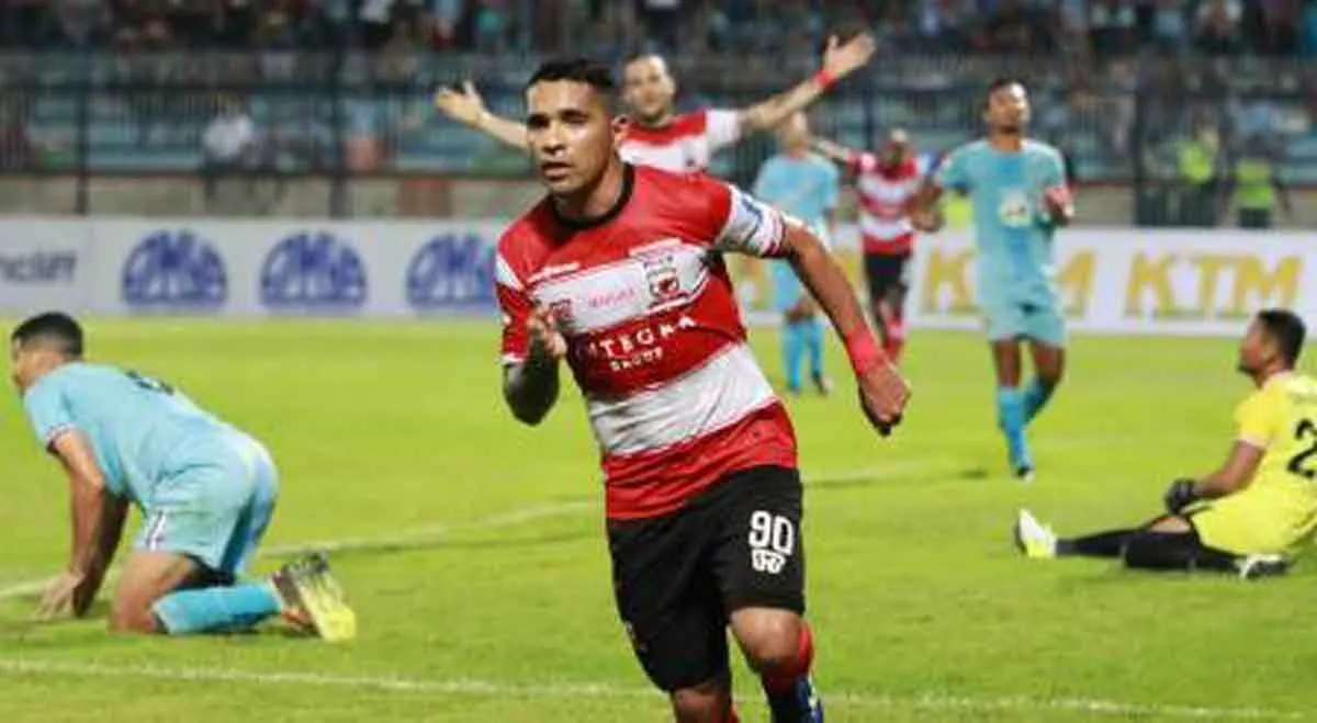 Laga Perdana,  Pesta Gol ke Gawang Persela