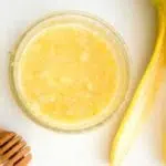 5 Hair Mask Alami yang Bisa Atasi Rambut Rontok
