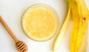 5 Hair Mask Alami yang Bisa Atasi Rambut Rontok
