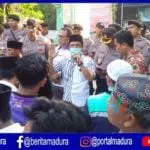Tak Ditemui Lagi, Massa Bertahan Hingga Malam di Kantor Bawaslu Pamekasan