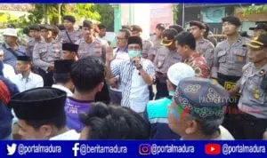 Tak Ditemui Lagi, Massa Bertahan Hingga Malam di Kantor Bawaslu Pamekasan