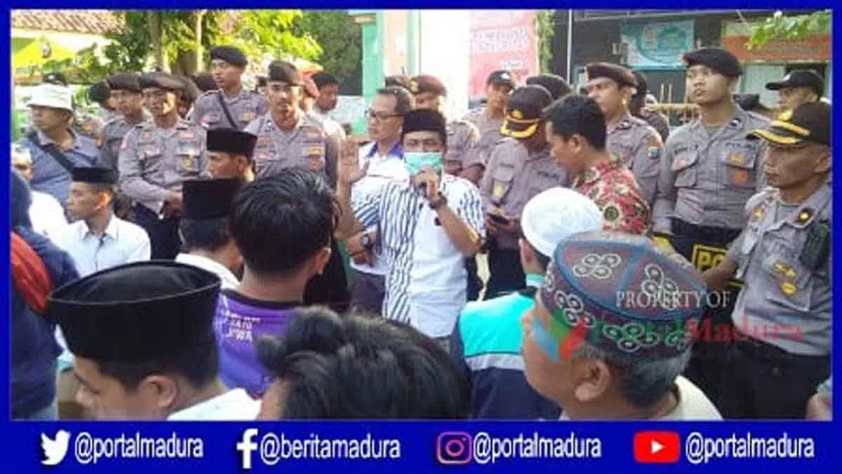 Tak Ditemui Lagi, Massa Bertahan Hingga Malam di Kantor Bawaslu Pamekasan