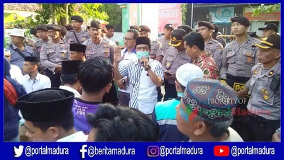 Tak Ditemui Lagi, Massa Bertahan Hingga Malam di Kantor Bawaslu Pamekasan