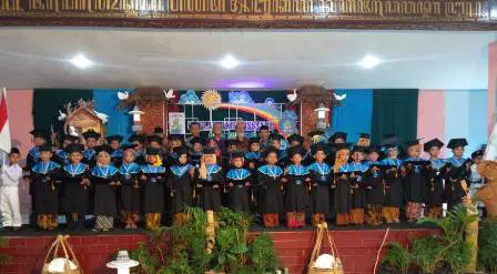 Paud Sumekar Gelar Tradisi Unik Sebelum Mewisuda 37 Siswanya - Portalmadura.com PAUD Sumekar Gelar Tradisi Unik Sebelum Mewisuda 37 Siswanya