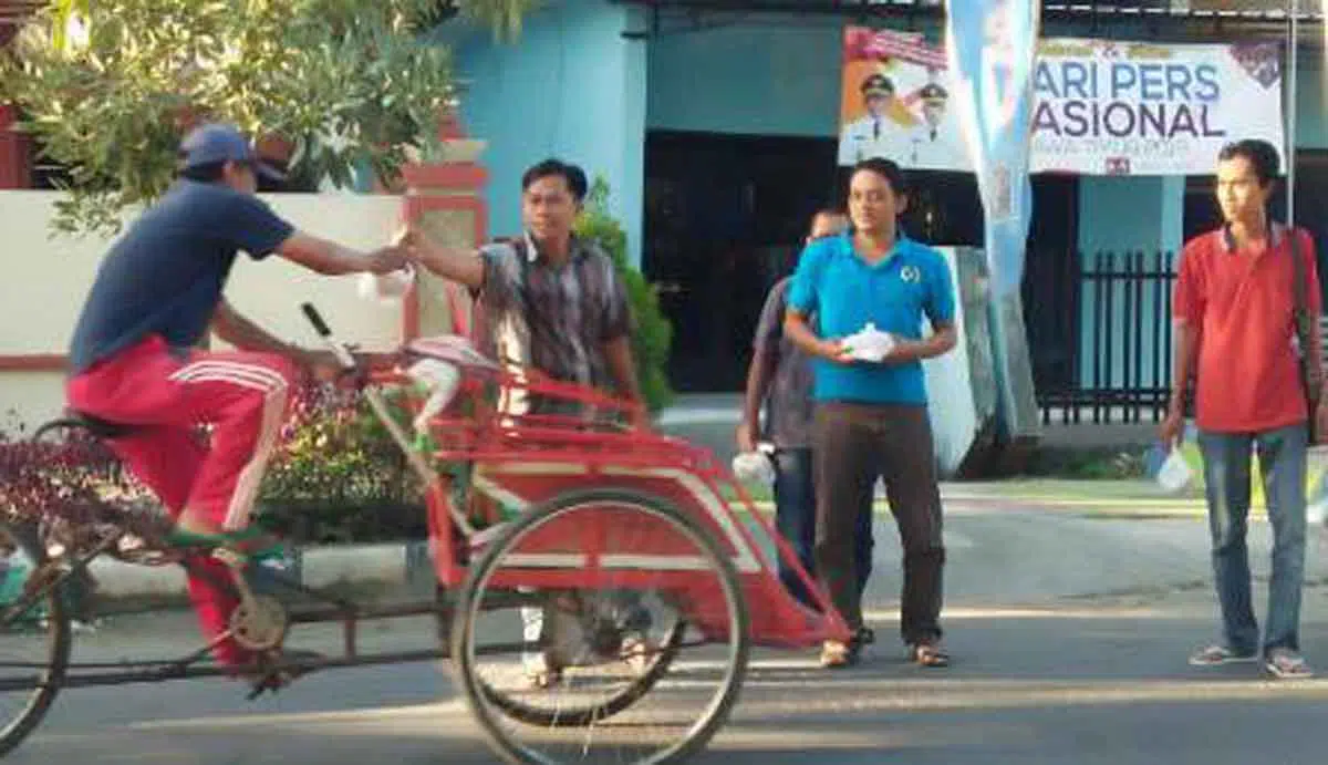 PWI Sumenep dan Dinsos Bagikan Ratusan Bungkus Takjil