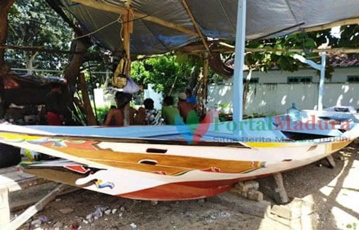 Perahu Alis-Alis, Identitas Dan Kebanggaan Kampung Jarat Lanjang Bangkalan - Portalmadura.com Model dan bentuk perahu alias-alis yang siap digunakan untuk melaut. (Foto: Agus Hidayat)